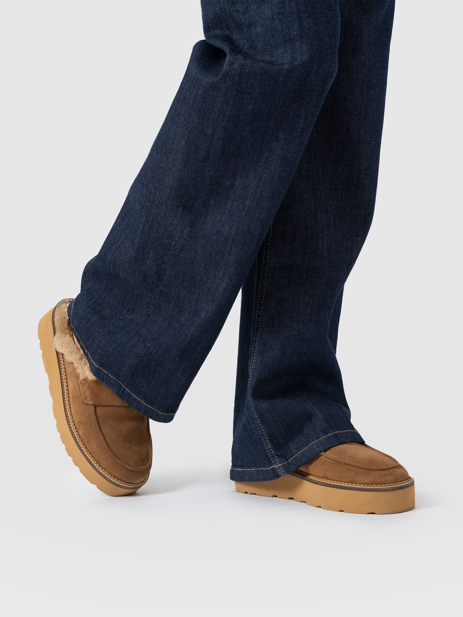 Sloane Shearling Clog - Camel - Women's Shoes | Saint + Sofia® EU