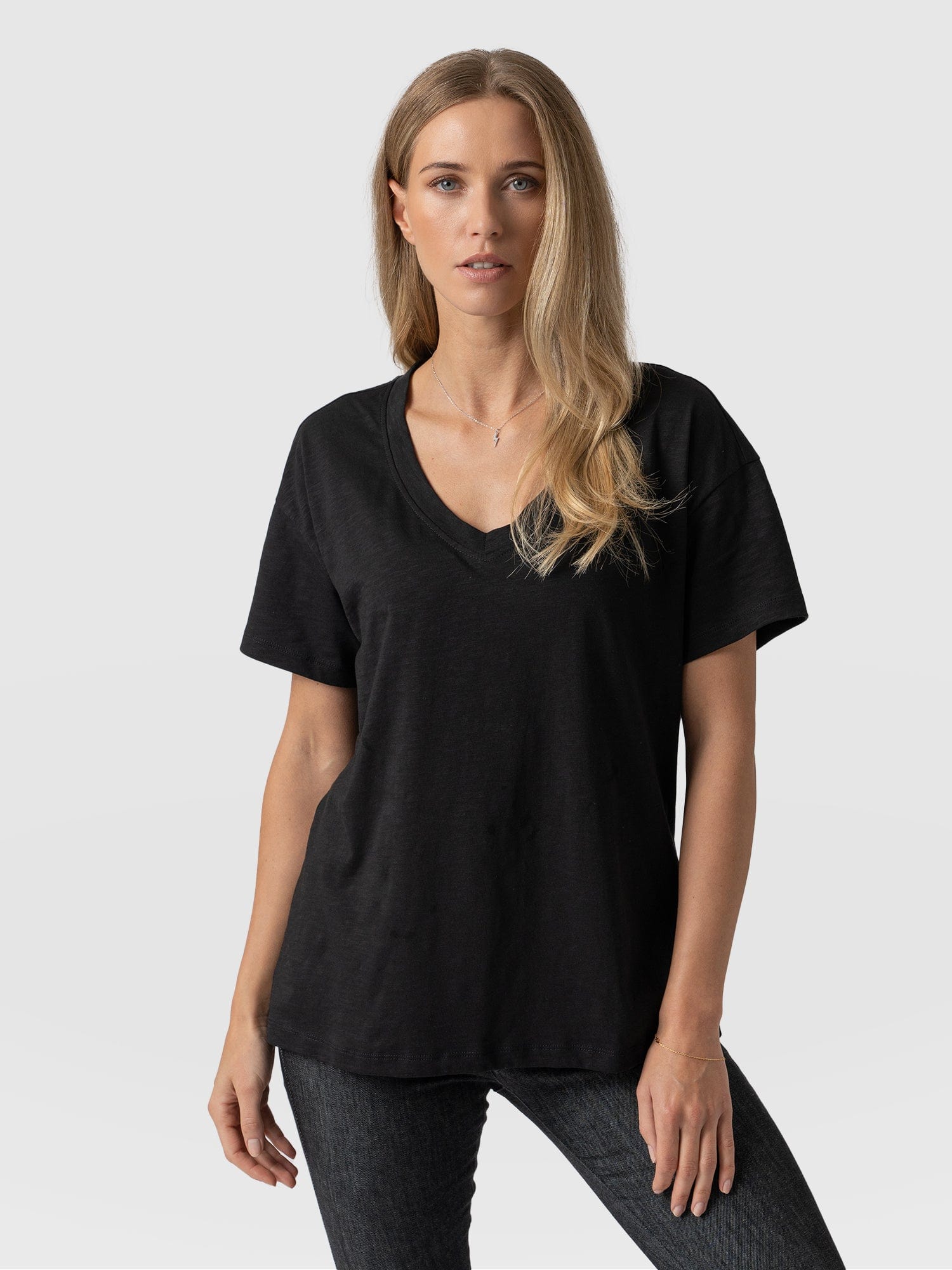 Slub Relaxed Fit V Neck Tee Black - Women's T-shirts | Saint + Sofia® EU