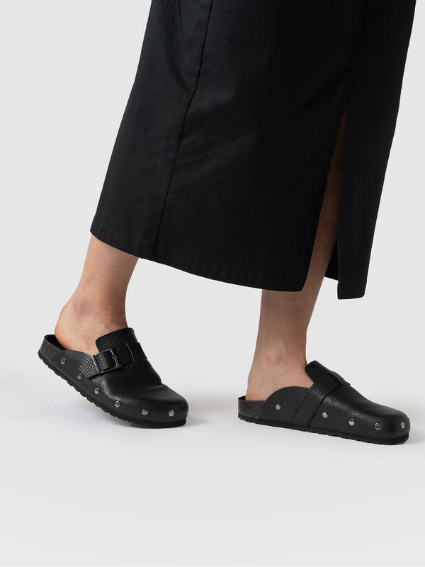 Studded Clogs Black - Women's Shoes | Saint + Sofia® EU
