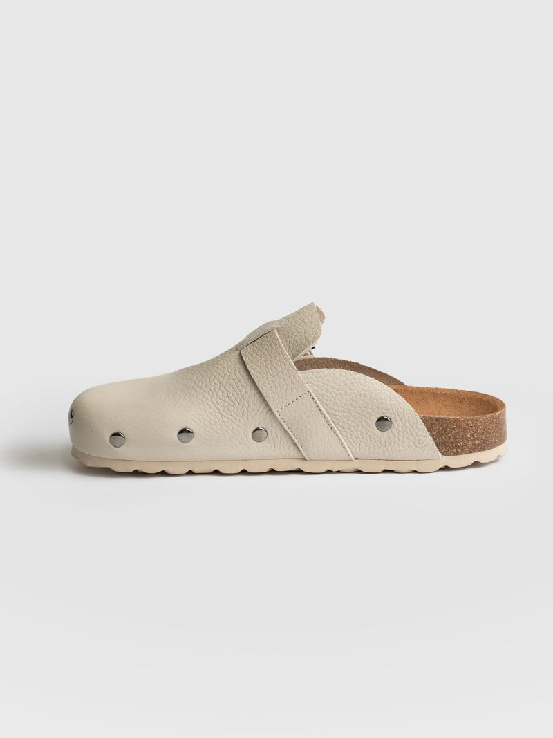 Studded Clogs Cream - Women's Shoes | Saint + Sofia® EU