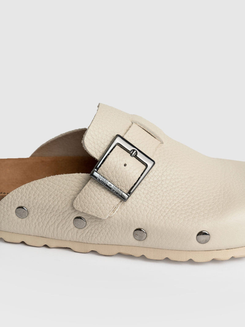 Studded Clogs Cream - Women's Shoes | Saint + Sofia® EU