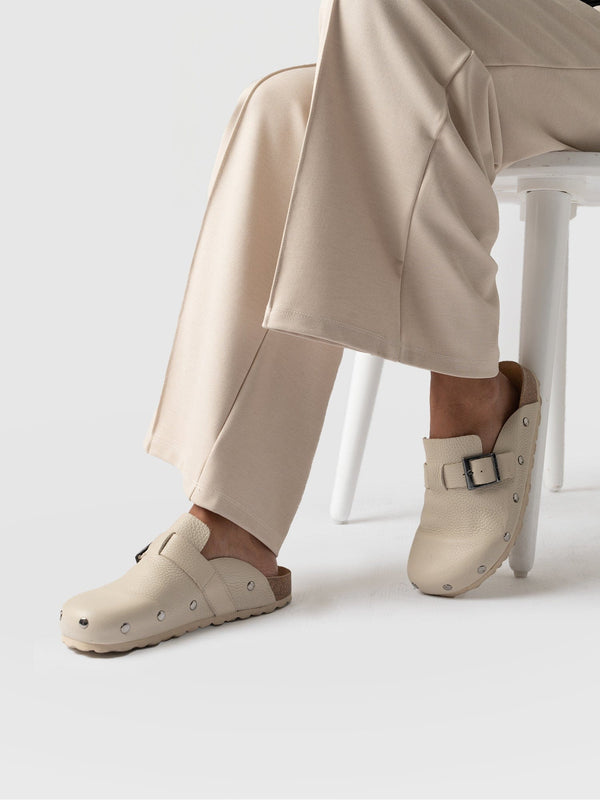 Studded Clogs Cream - Women's Shoes | Saint + Sofia® EU