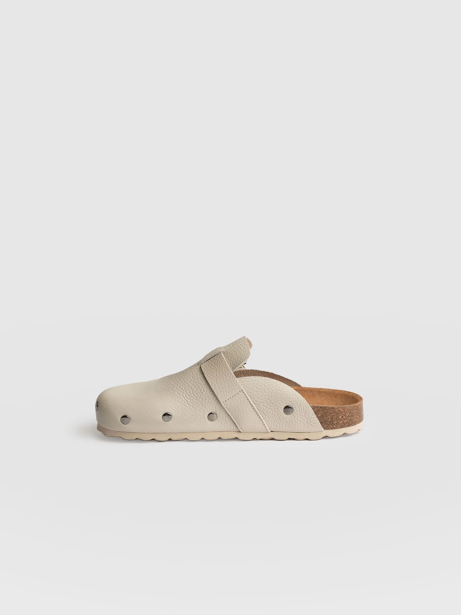Studded Clogs Cream - Women's Shoes | Saint + Sofia® EU