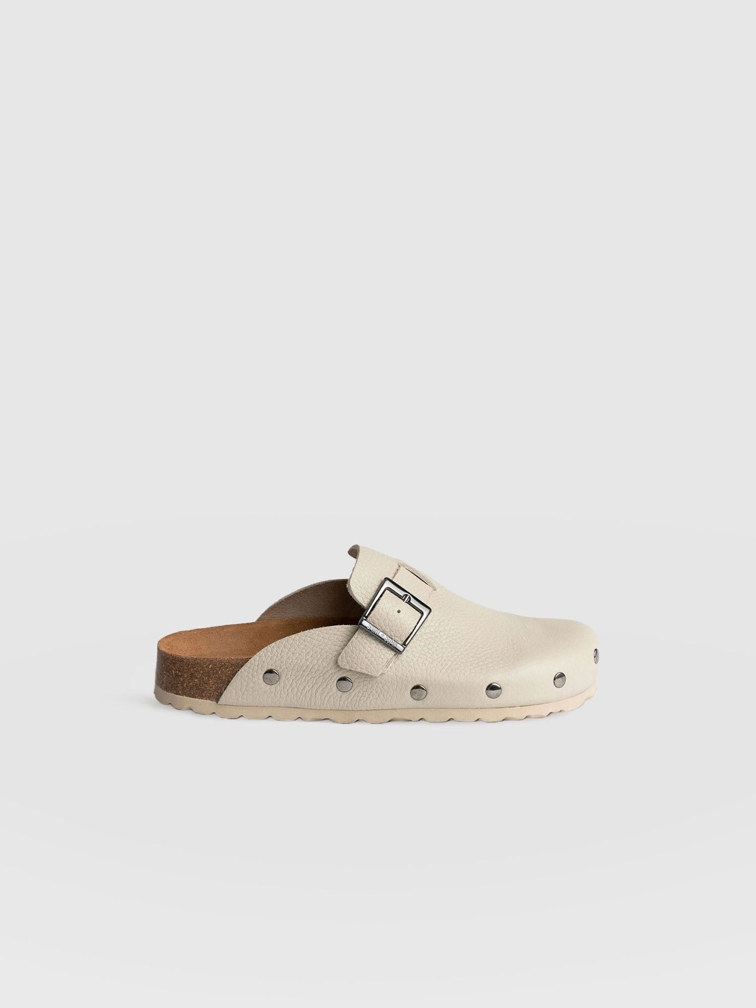 Studded Clogs Cream - Women's Shoes | Saint + Sofia® EU