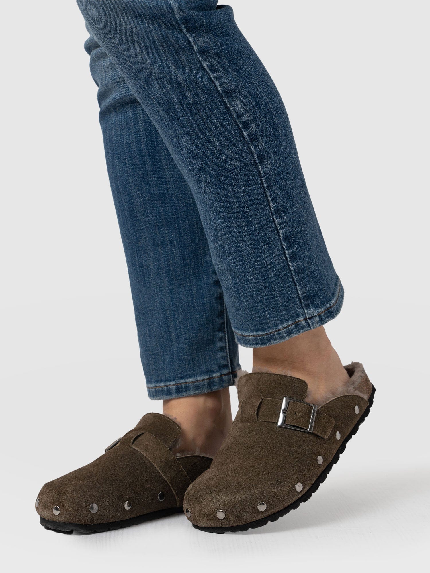Studded Clogs Khaki Shearling - Women's Shoes | Saint and Sofia® EU