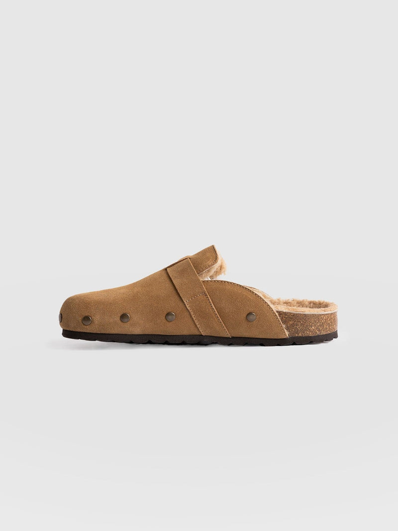 Studded Clogs Tan Shearling - Women's Shoes | Saint + Sofia® EU