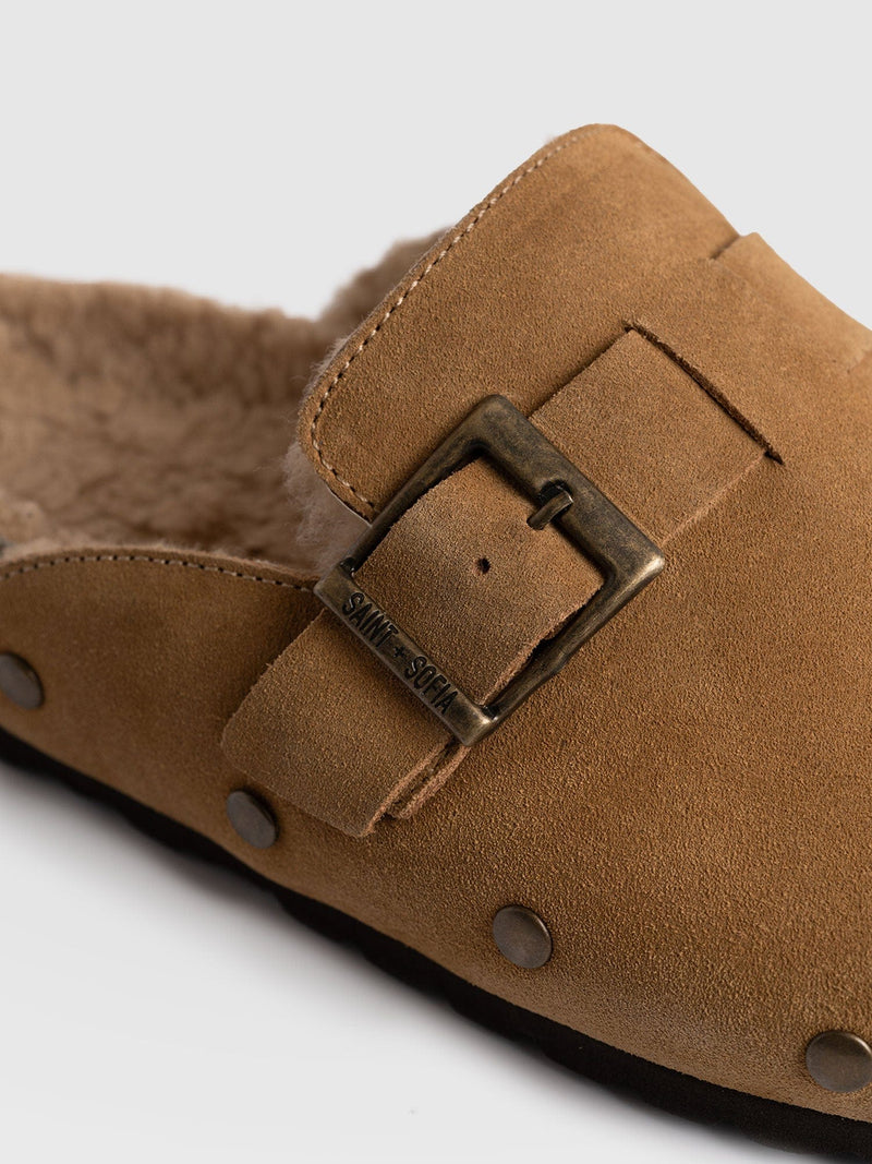 Studded Clogs Tan Shearling - Women's Shoes | Saint + Sofia® EU