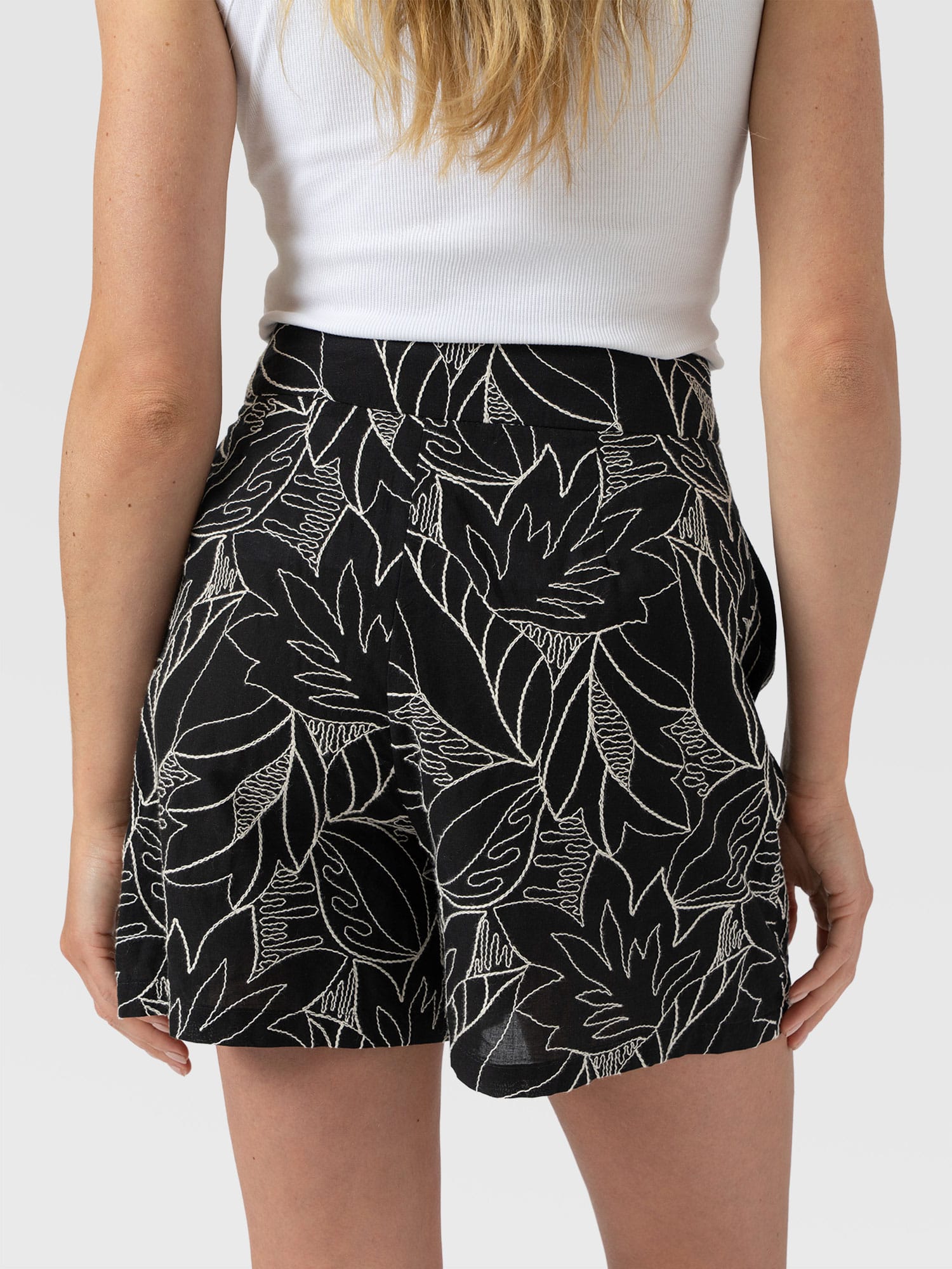 Tabitha Short - Black Embroidered - Women's Shorts | Saint + Sofia® EU