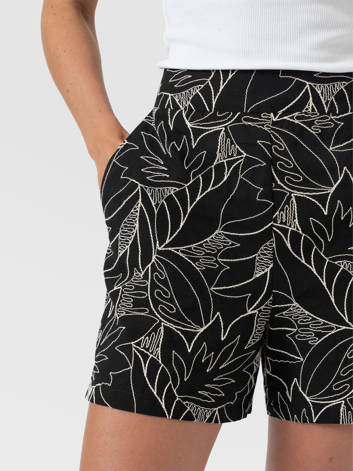 Tabitha Short - Black Embroidered - Women's Shorts | Saint + Sofia® EU