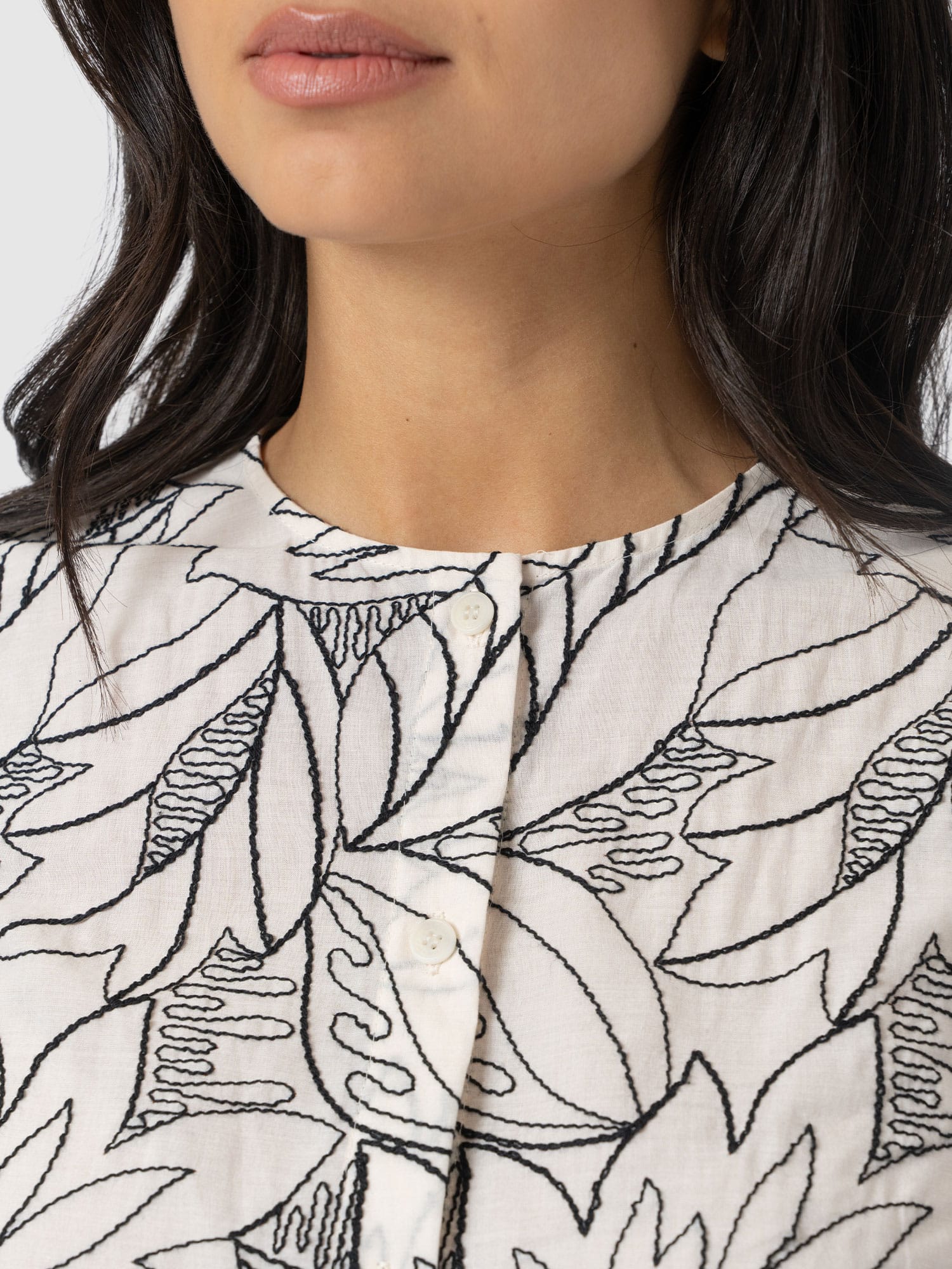 Tabitha Short Sleeve Blouse - Cream Embroidered - Women's Blouses | Saint + Sofia® EU