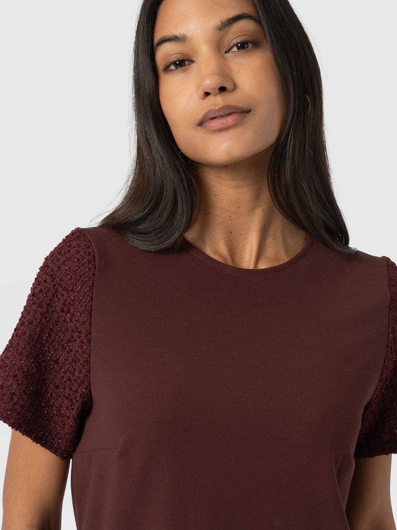 Taylor Rayner Contrast Tee Maroon - Women's T-Shirts | Saint + Sofia® EU