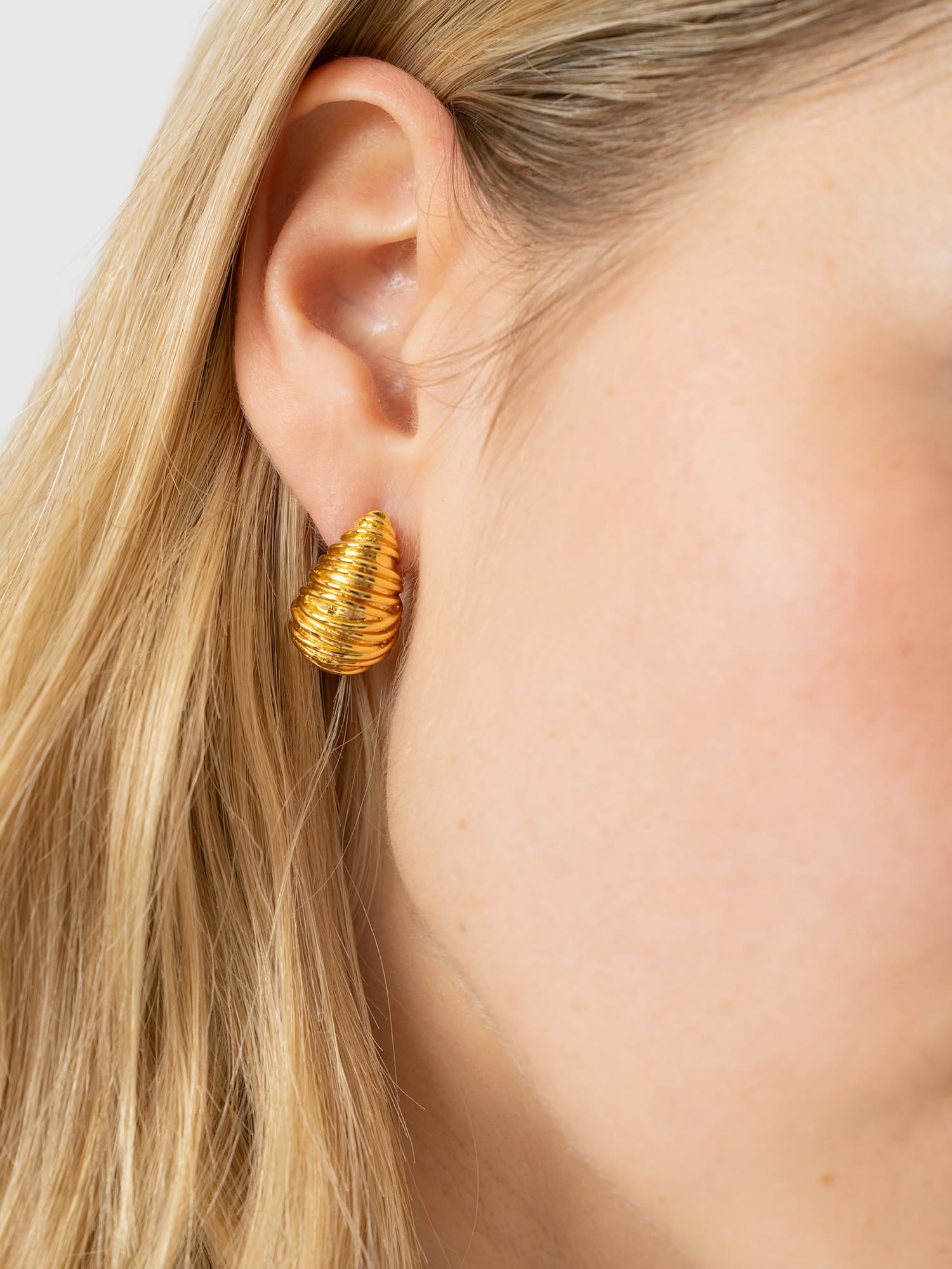 Teardrop Swirl Earrings - Gold - Women's Jewellers | Saint and Sofia® EU