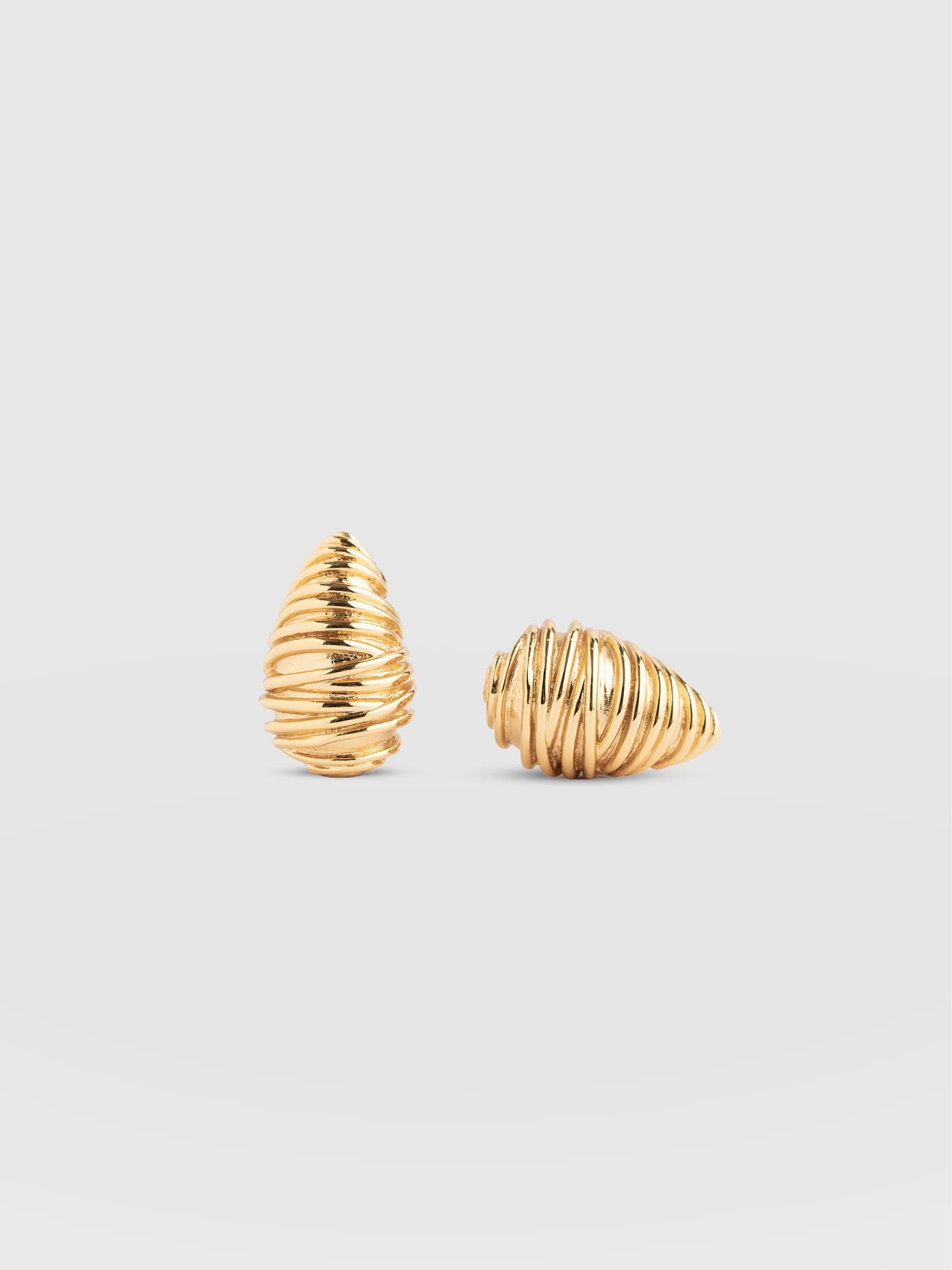Teardrop Swirl Earrings - Gold - Women's Jewellers | Saint and Sofia® EU