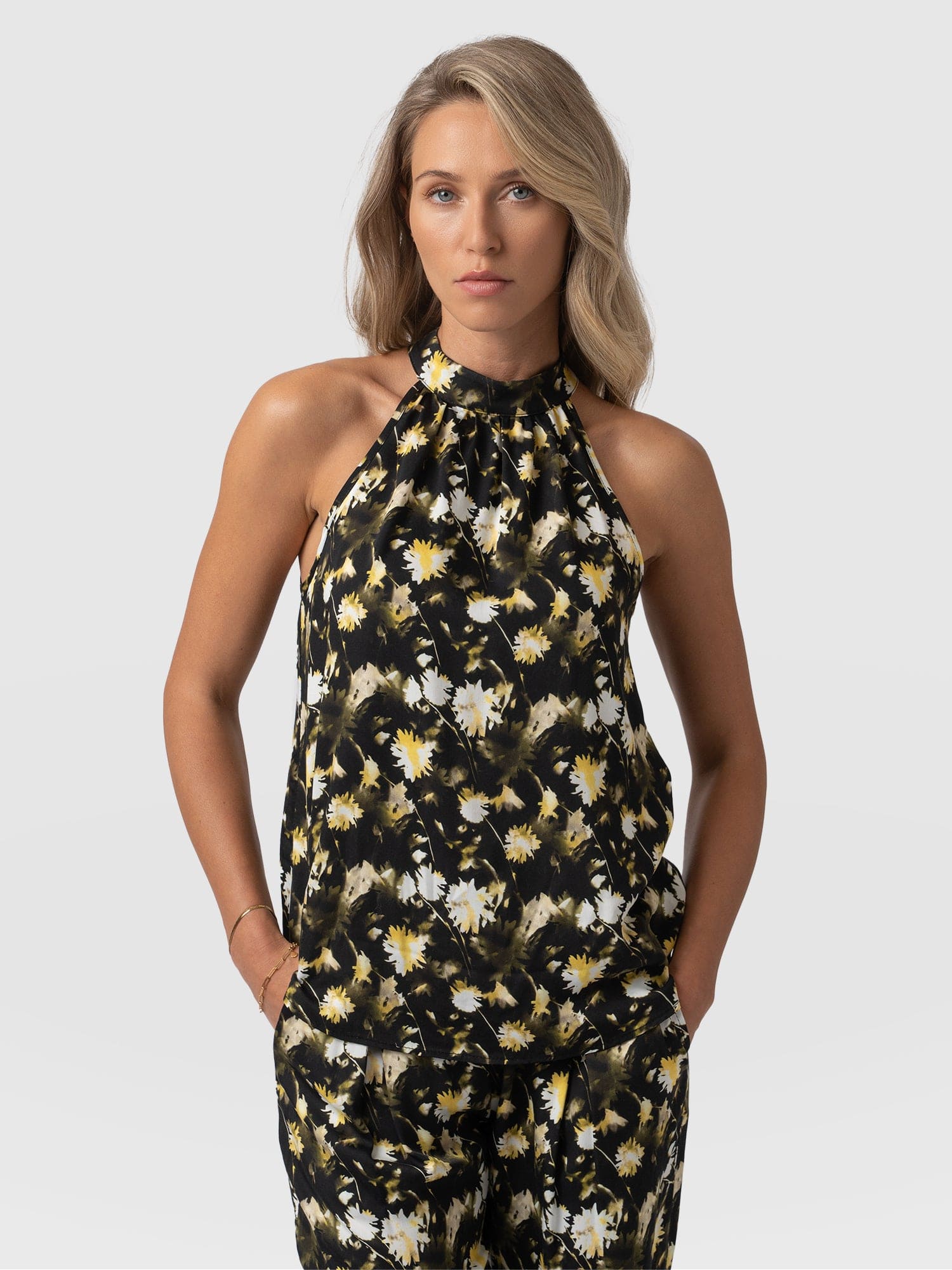 Tilda Halter Neck Black Daisy Floral - Women's T-Shirts | Saint + Sofia® EU