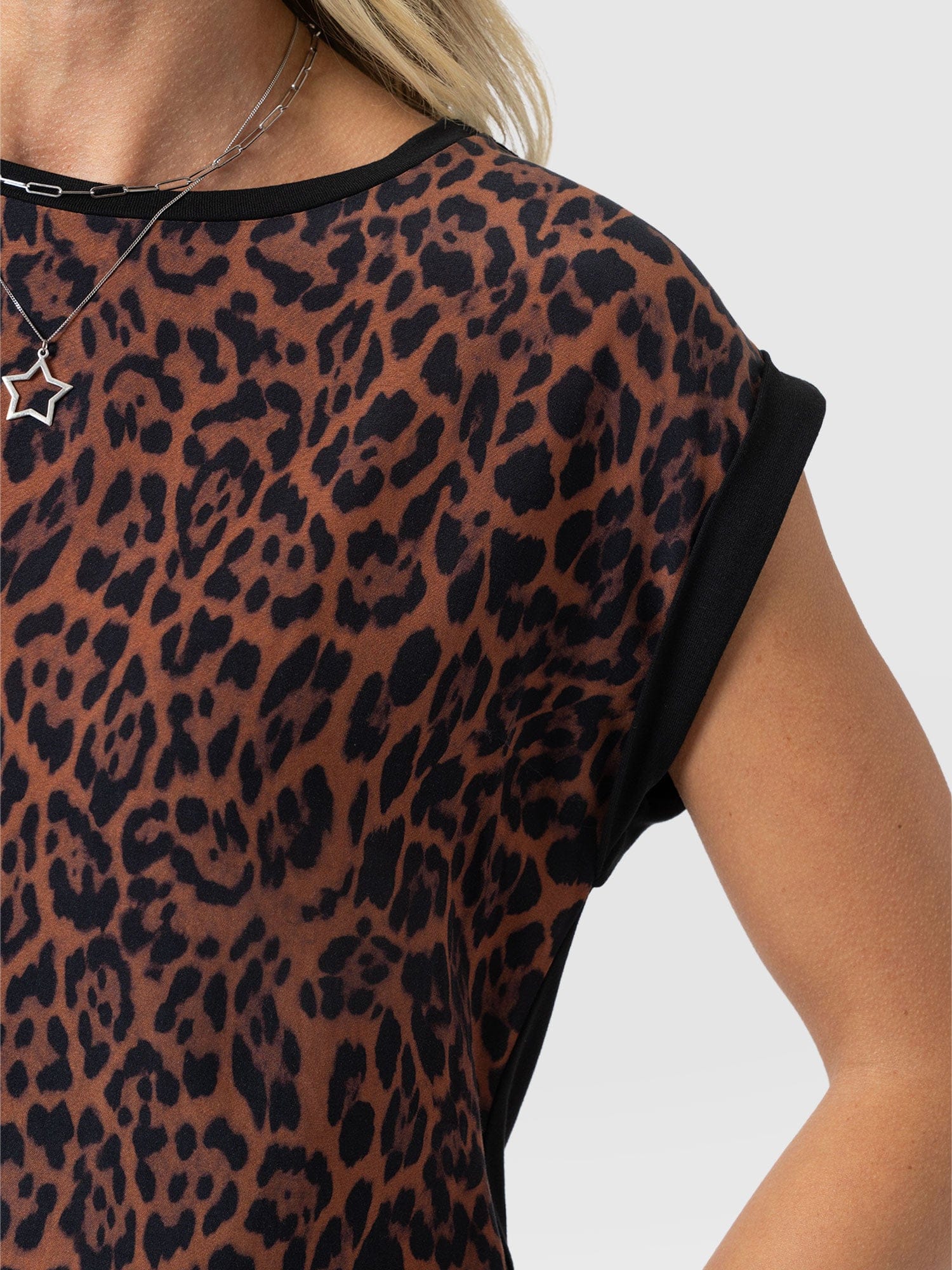 Turn Up Contrast Tee - Brown Leopard - Women's T-shirts | Saint + Sofia® EU