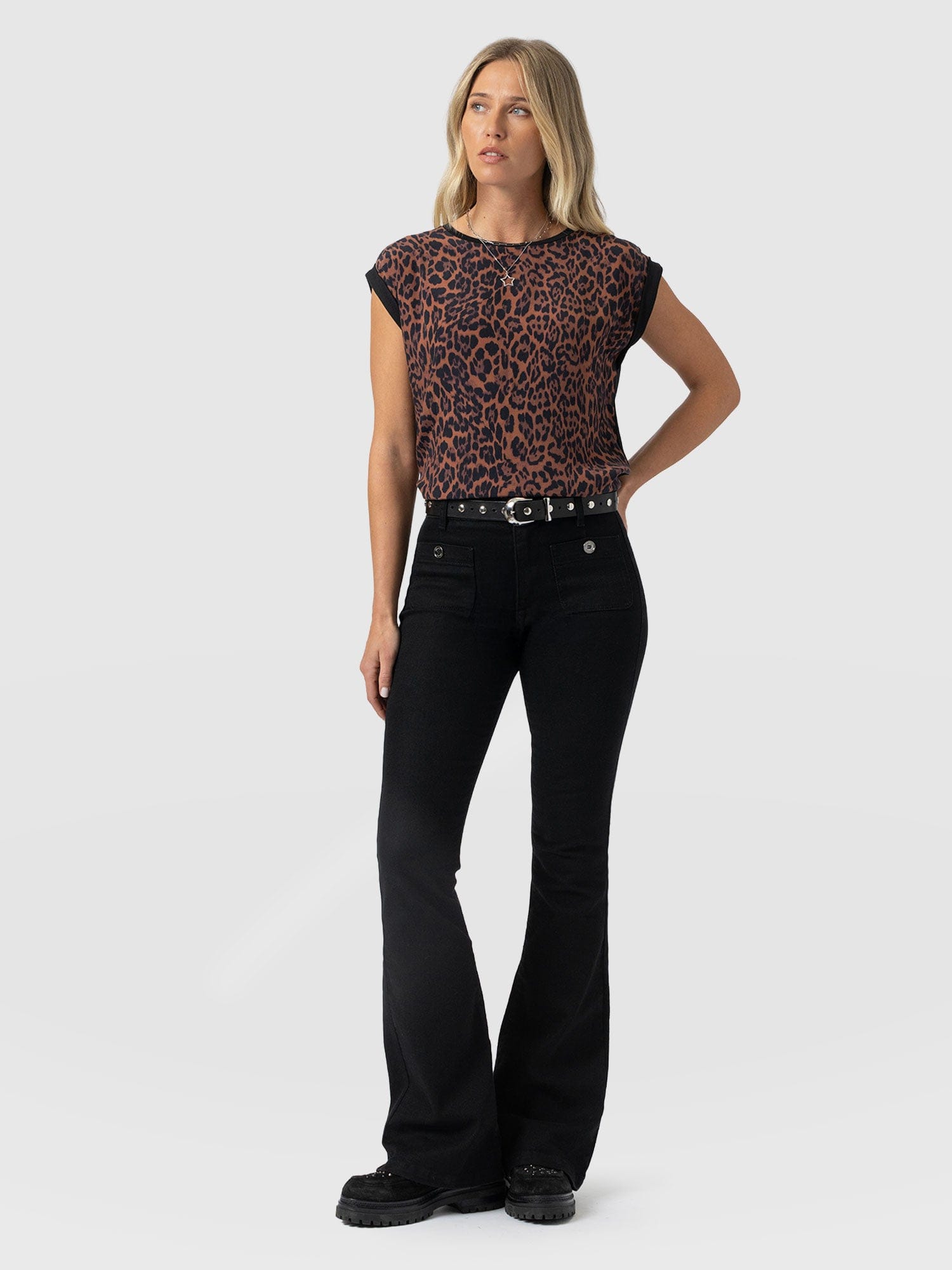 Turn Up Contrast Tee - Brown Leopard - Women's T-shirts | Saint + Sofia® EU