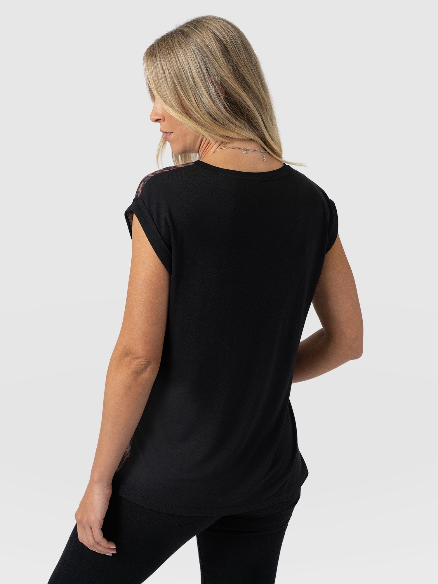 Turn Up Contrast Tee - Brown Leopard - Women's T-shirts | Saint + Sofia® EU