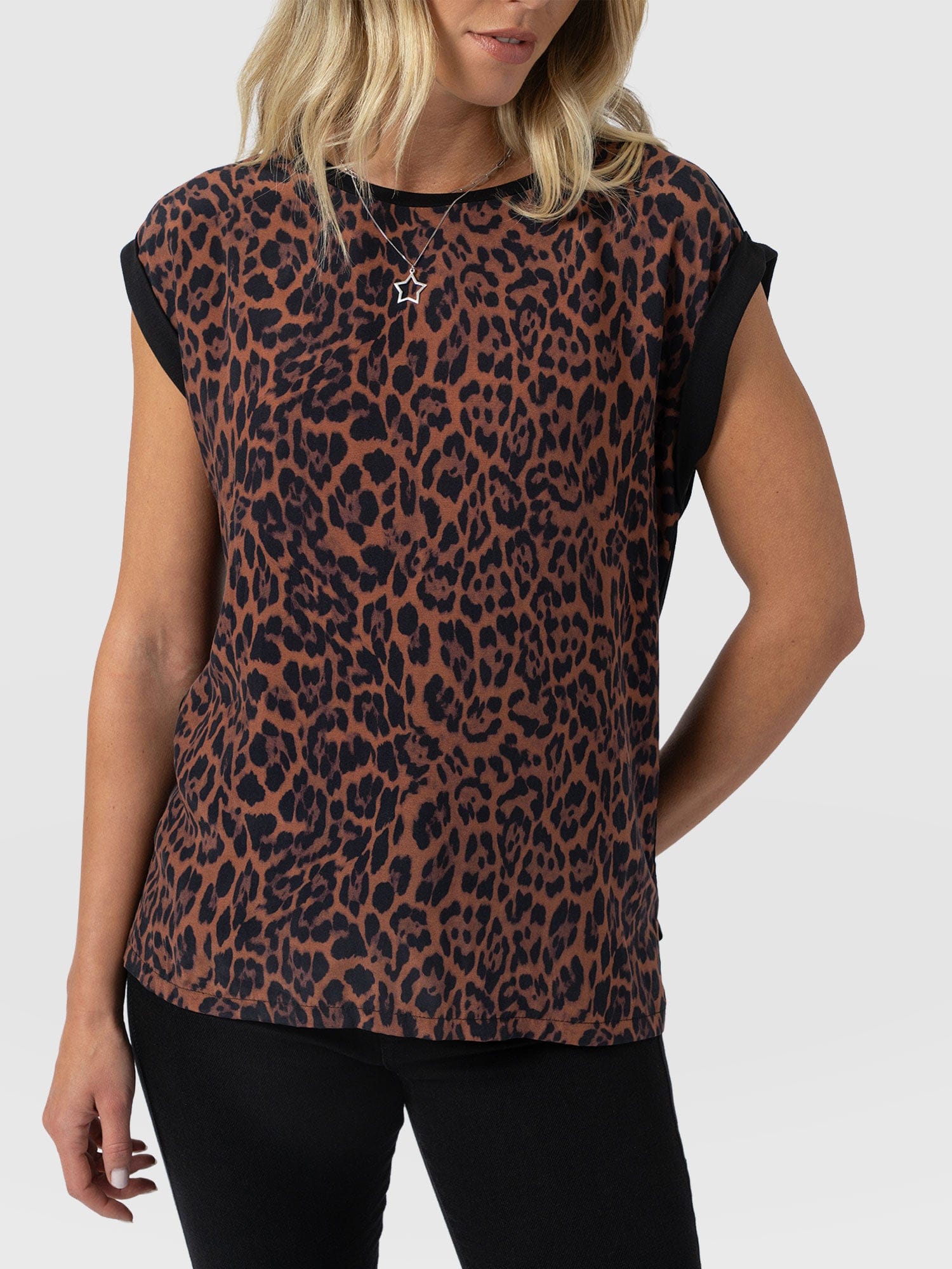Turn Up Contrast Tee - Brown Leopard - Women's T-shirts | Saint + Sofia® EU