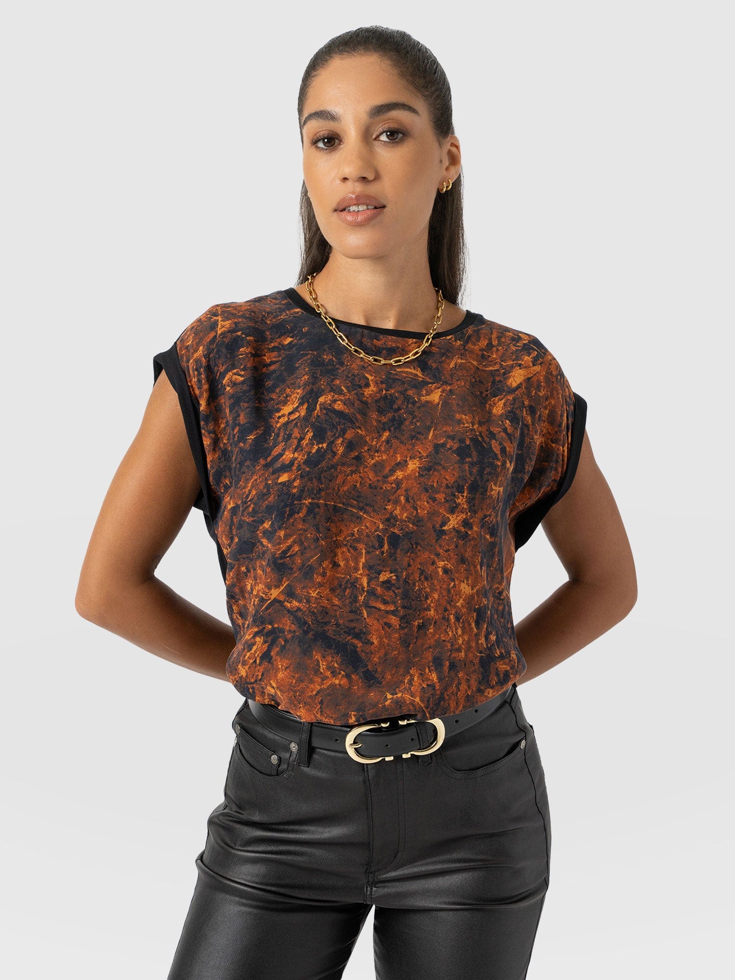 Turn Up Contrast Tee - Brown Marble - Women's T-shirts | Saint + Sofia® EU