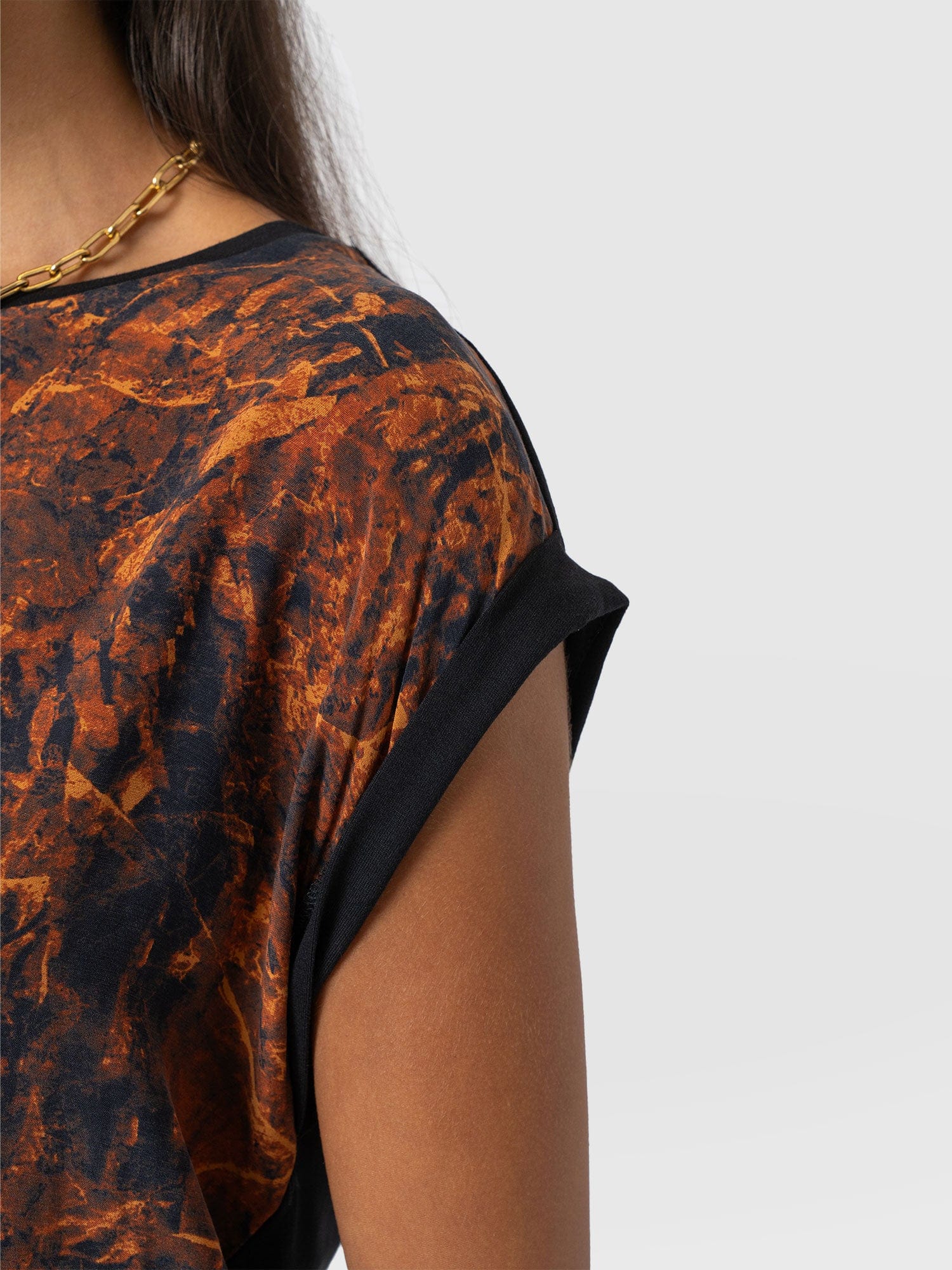 Turn Up Contrast Tee - Brown Marble - Women's T-shirts | Saint + Sofia® EU