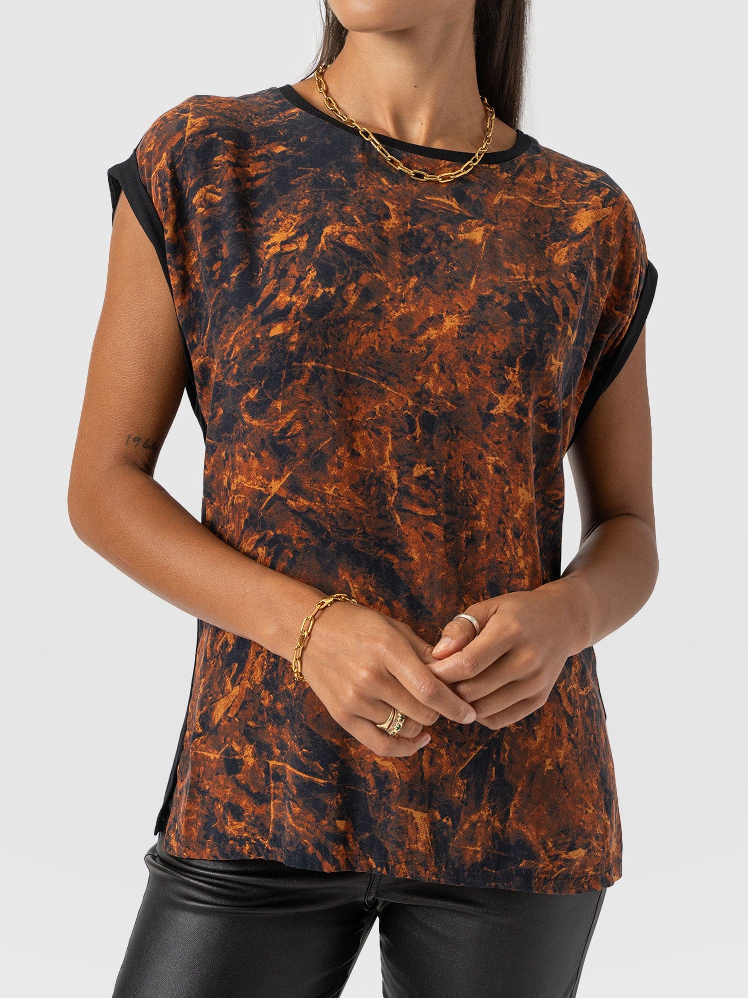 Turn Up Contrast Tee - Brown Marble - Women's T-shirts | Saint + Sofia® EU