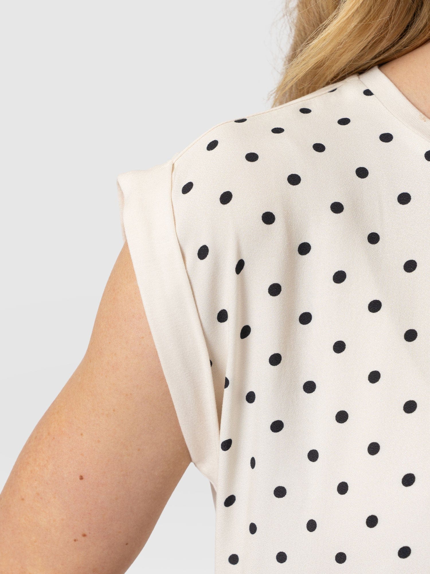Turn Up Contrast Tee - Cream Polka Dot - Women's T-shirts | Saint + Sofia® EU