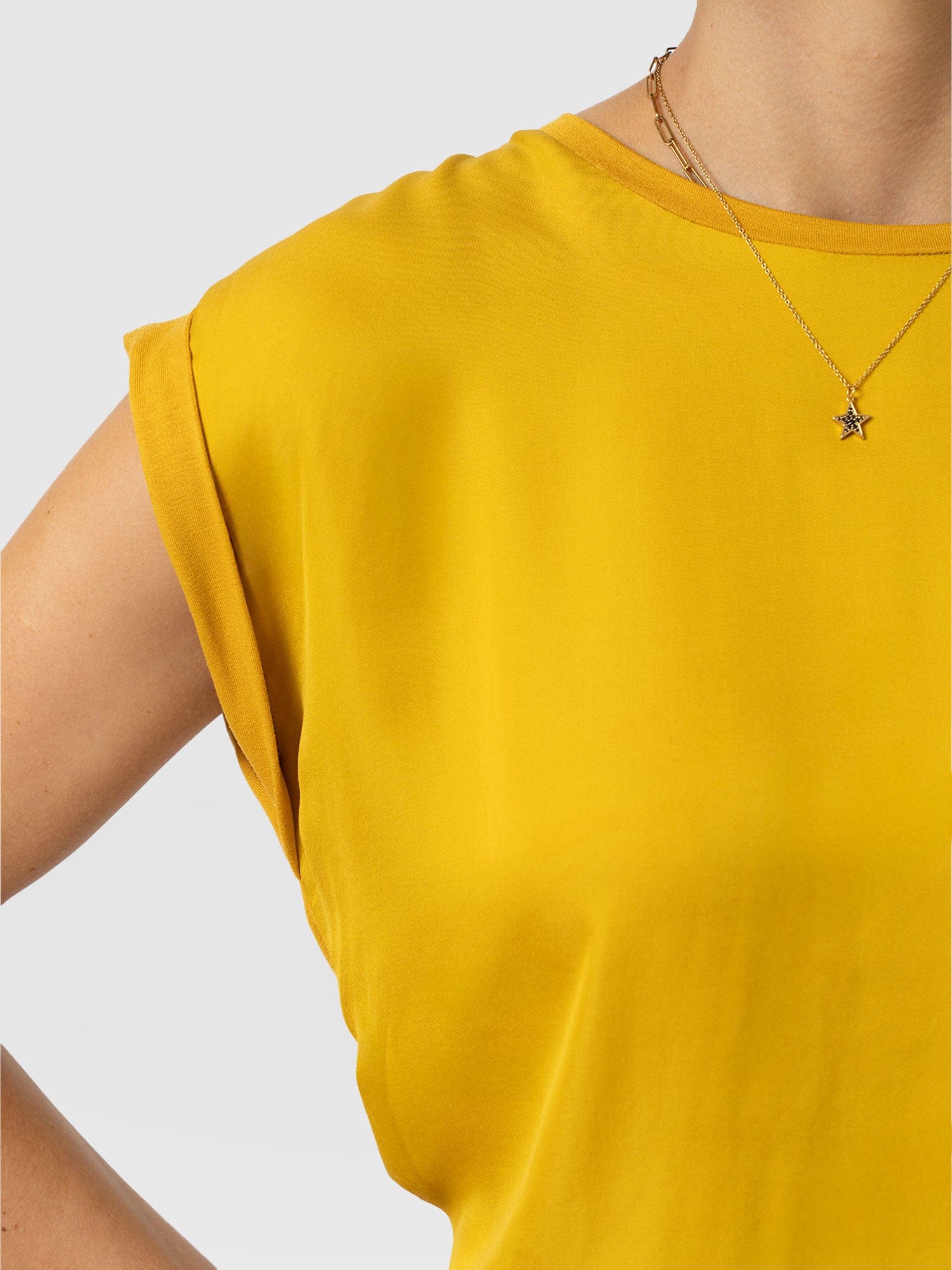 Turn Up Contrast Tee - Golden Yellow - Women's T-shirts | Saint + Sofia® EU