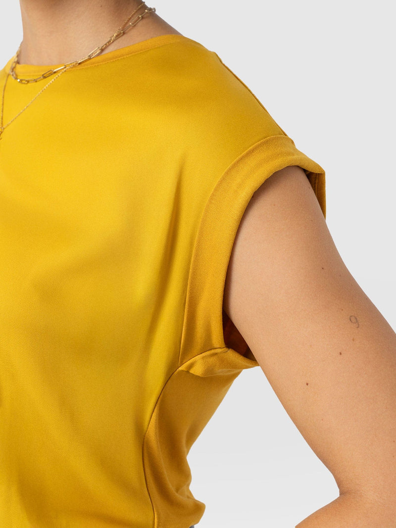 Turn Up Contrast Tee - Golden Yellow - Women's T-shirts | Saint + Sofia® EU