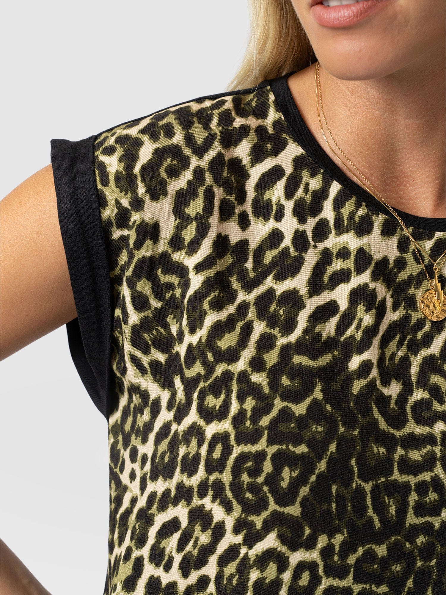 Turn Up Contrast Tee - Green Leopard - Women's T-shirts | Saint + Sofia® EU
