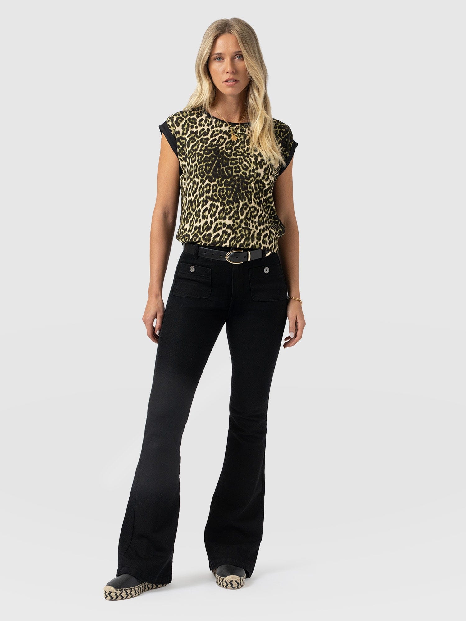 Turn Up Contrast Tee - Green Leopard - Women's T-shirts | Saint + Sofia® EU