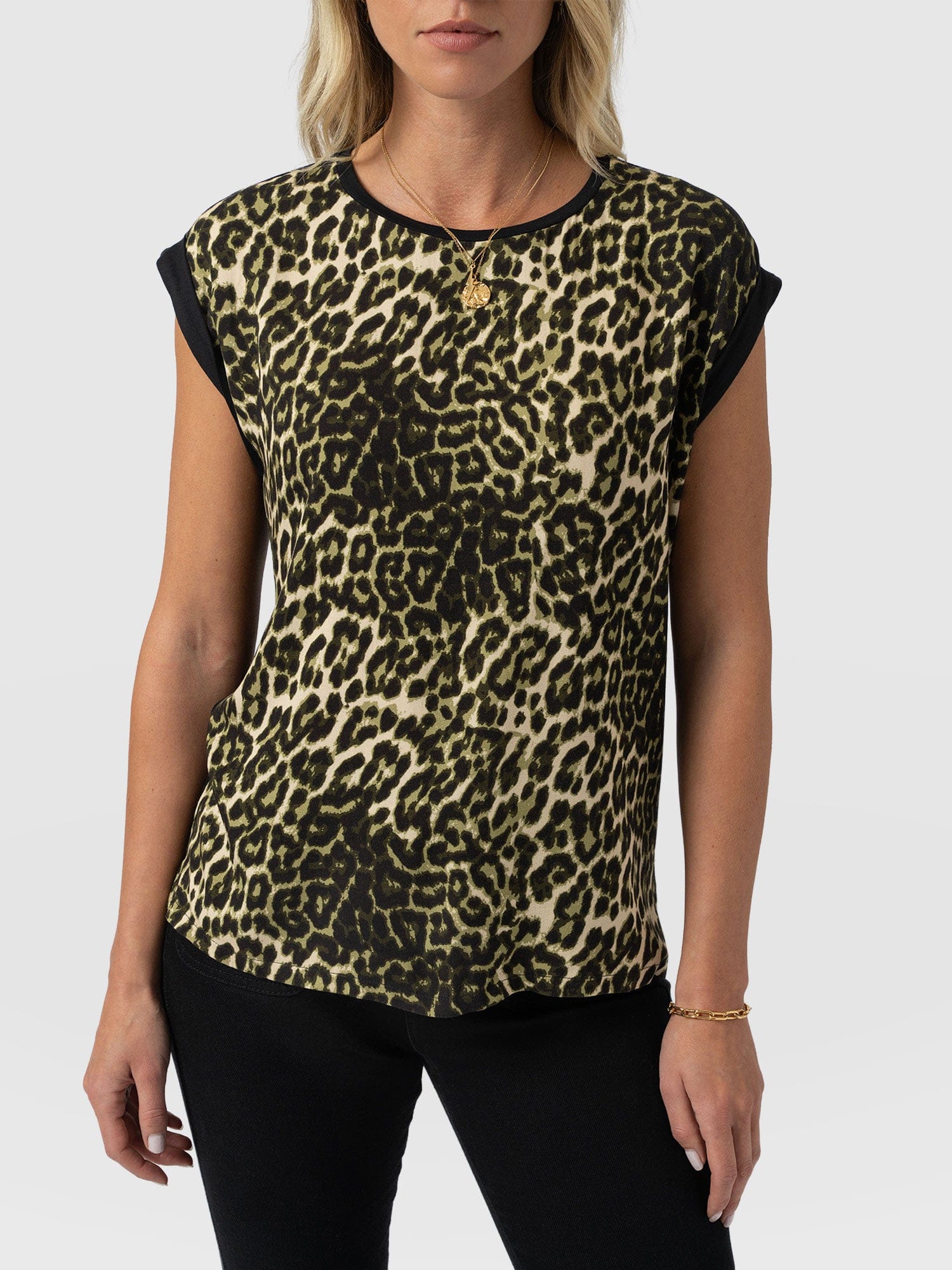 Turn Up Contrast Tee - Green Leopard - Women's T-shirts | Saint + Sofia® EU