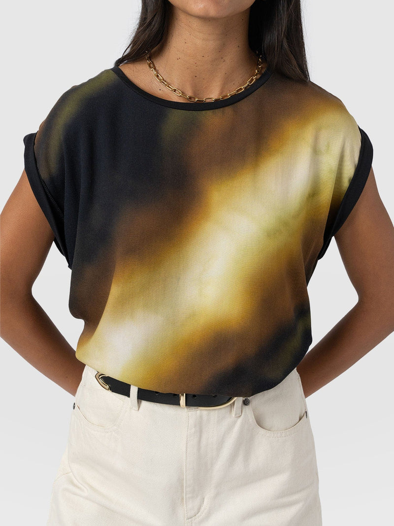 Turn Up Contrast Tee - Yellow Gradient - Women's T-shirts | Saint + Sofia® EU