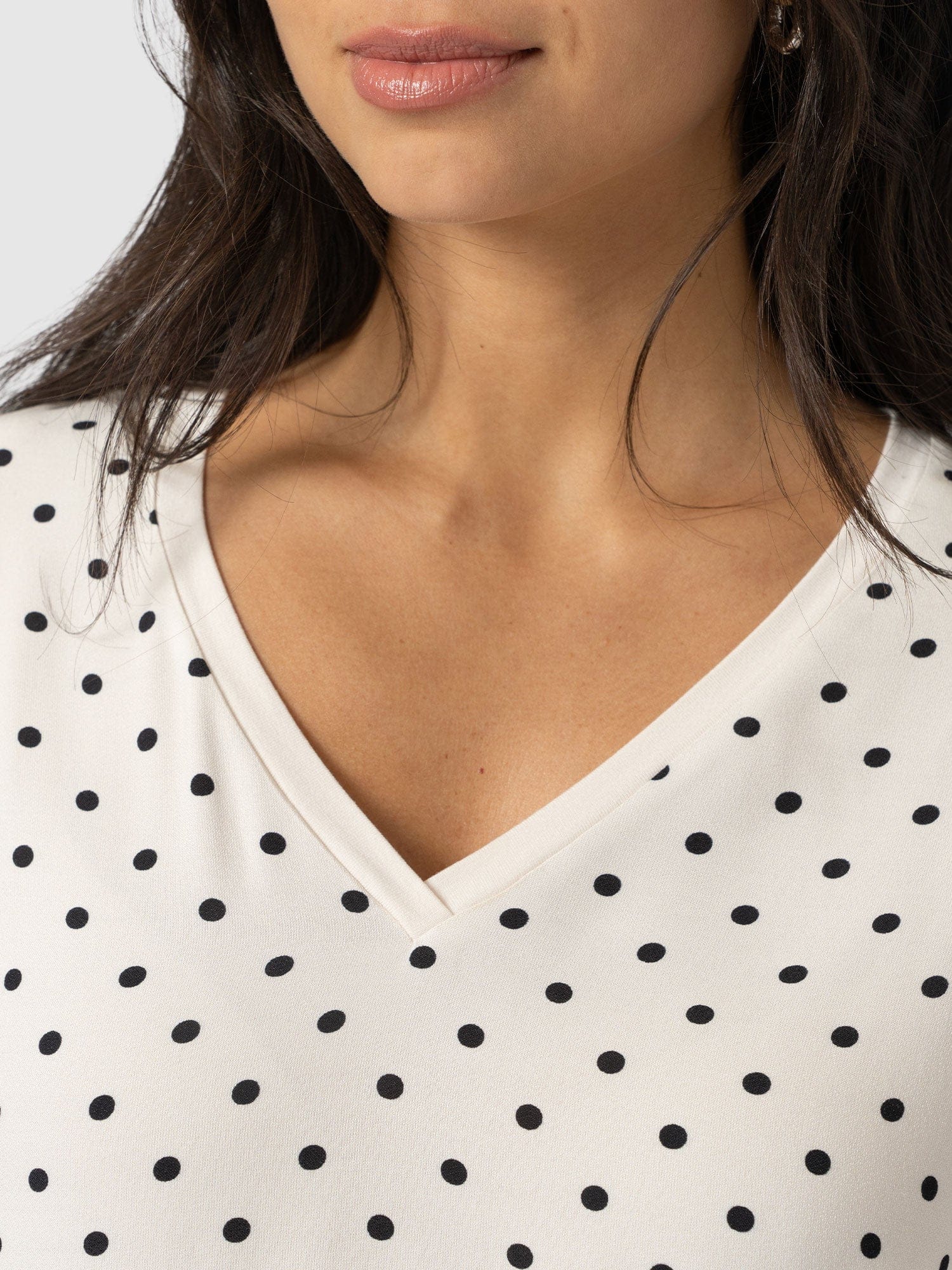 Turn Up Contrast V Neck Tee - Cream Polka Dot - Women's T-shirts | Saint + Sofia® EU