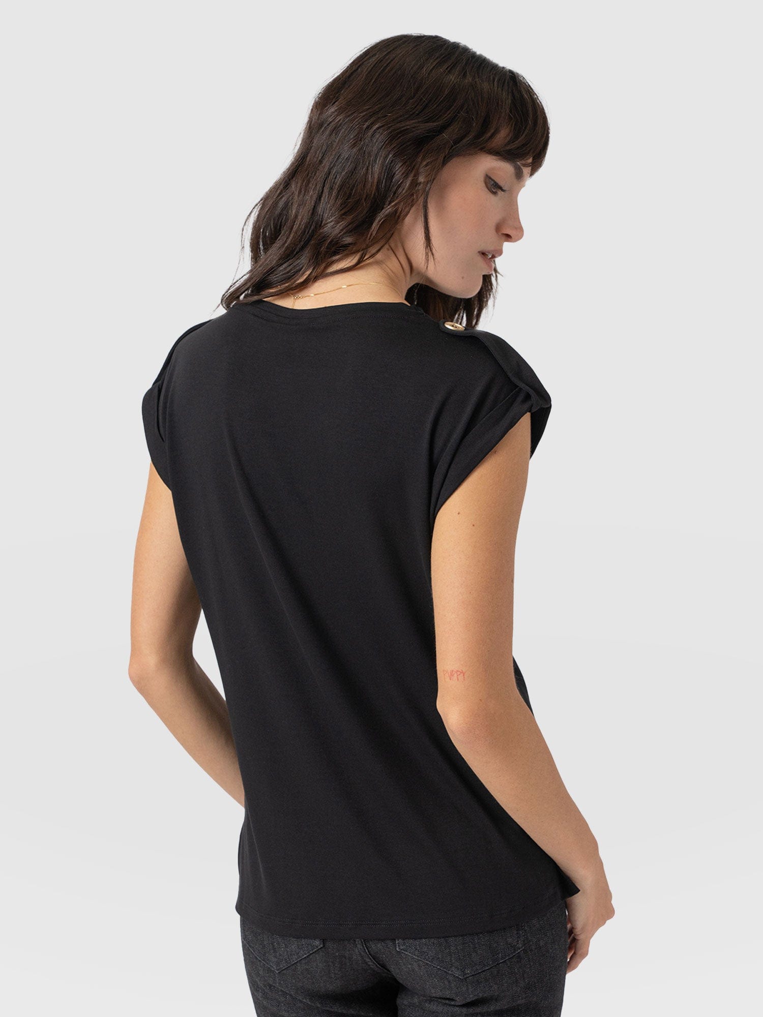 Turn-Up Tee Black Rock - Women's T-Shirts | Saint + Sofia® EU