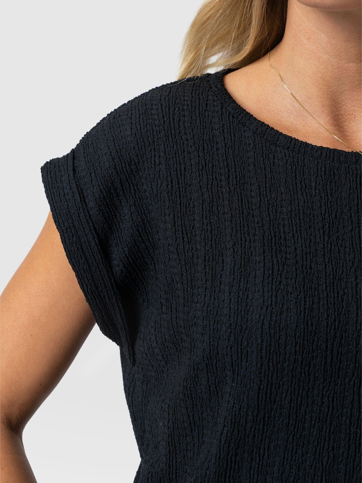 Turn Up Tee - Black Textured - Women's T-shirts | Saint + Sofia® EU