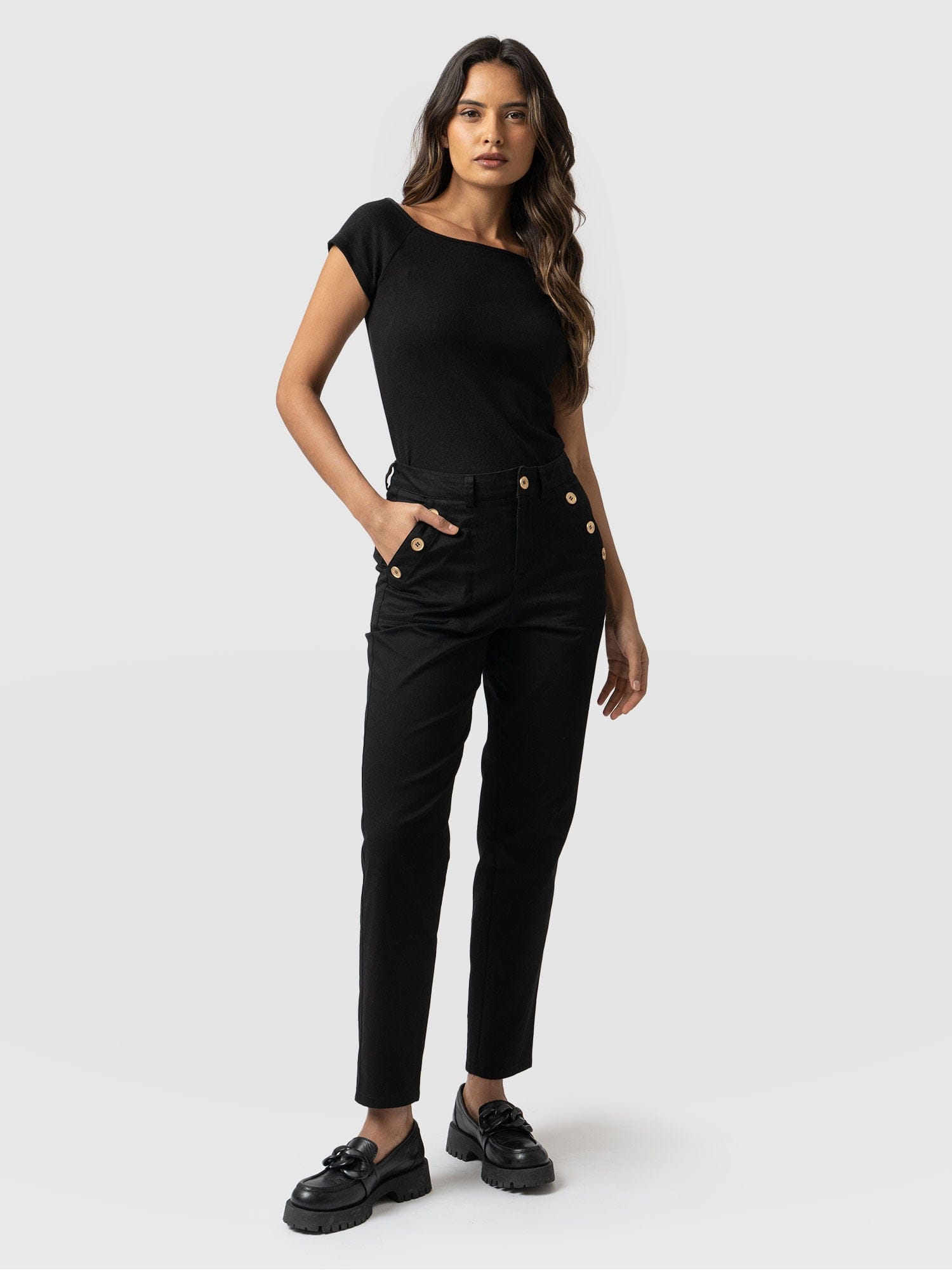 Gwen Chino Black - Women's Trousers | Saint + Sofia® EU