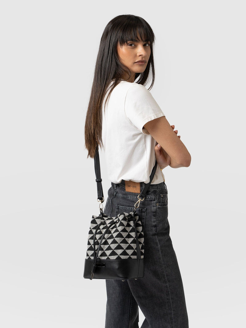 Henley Small Bucket Bag Cream/Black Pyramid - Women's Bags | Saint + Sofia® EU